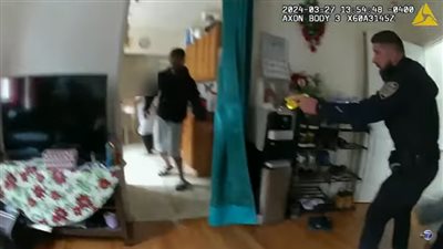 الشرطة الأمريكية تقتل مختلا عقليا استنجد بها لإنقاذه (فيديو)