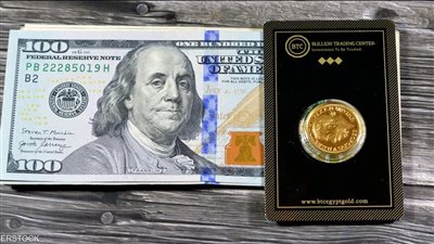 الدولار في خطر.. كيف يُهدّده الذهب؟