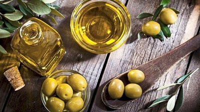 زيت الزيتون... سلاح فعال يقلل خطر الإصابة بداء لا دواء له