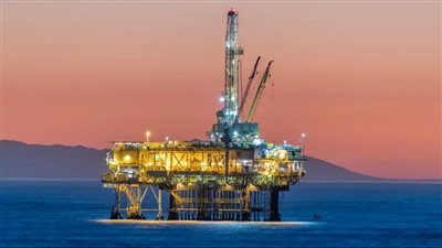 النفط يحوم قرب 83 دولارا مع ترقب بيانات التضخم الأميركية