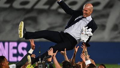 زيدان يخطف الأنظار في مباراة استعراضية