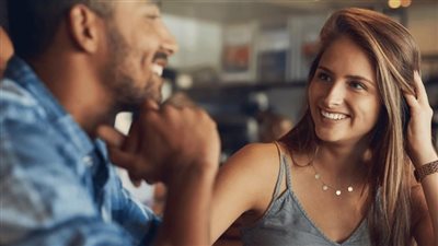 كيف أعرف أن شخصاً يحبني؟ 5 علامات تؤكد أنه وقع في غرامك