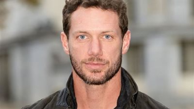 عملية سرقة انتهت بِشكل مأساوي... مقتل ممثل أميركي بالرصاص في لوس أنجلوس