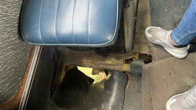 وفاة طالبة إثر سقوطها من فجوة في أرضيّة باص