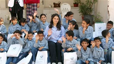 أنجيلا عنيسي تدخل الفرحة لقلوب أطفال دار اليتيم العربي بلعبة صنعتها بنفسها !