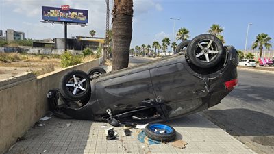 بالفيديو: جريحة في حادث سير مروّع عند مدخل صيدا الشمالي.. السيارة إنحرفت من مسربٍ لآخر وإنقلبت