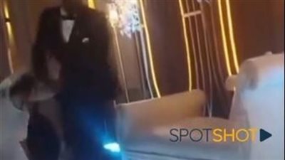 في دولة عربية... عريس يعنف عروسه ويسحلها يوم زفافها (فيديو)