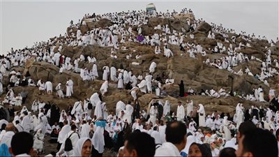 بالفيديو.. الحجاج يتوافدون إلى صعيد عرفات لأداء ركن الحج الأعظم