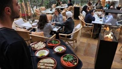 سياحة الأضحى والصيف: المغتربون يُنشِّطون المطاعم وبحر صور متفائل