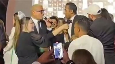 صفعة عمرو دياب... شاب يُطالب تعويضًا بِمليار جنيه مصري!