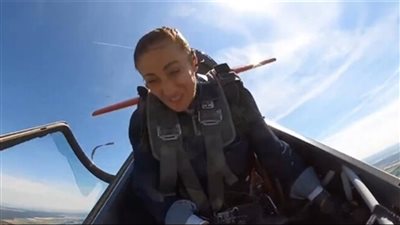 إمرأة هولندية تسيطر على طائرتها بعد أن انفتح الحجاب الواقي