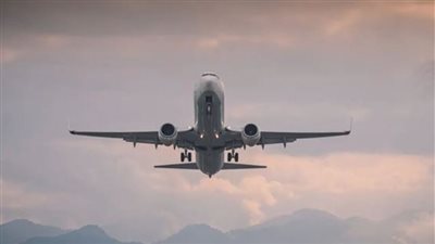 لحظات هلع... راكبة صينية تفتح باب طوارئ الطائرة ظناً منها أنه 