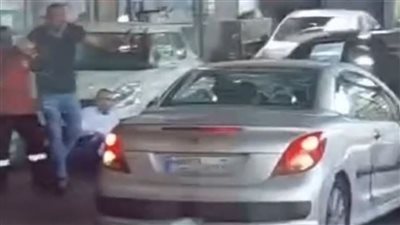 بالفيديو- سيّدة تتعمد الاصطدام بالسيارات!