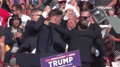 بالفيديو: إصابة طفيفة لترامب في إطلاق نار أثناء إلقائه كلمة في تجمع انتخابي