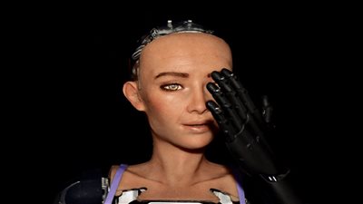 روبوتات شبيهة بالبشر.. وماسك يحدد موعد استخدامها