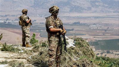 ضبّاط يفتتحون أعمالاً لمواجهة الأزمة: «أراكيل» ومناقيش... ورعي ماعز!