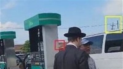 هدّدهما بعصا حديديّة... إليكم حقيقة 