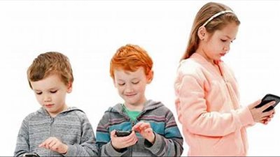 لا تشتروا هواتف لأطفالكم قبل هذا العمر.. شركة اتصالات بريطانية تكشف!