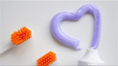 معجون أسنان بنفسجي في أسواق لبنان.. الضرّر الناتج عنه أكثر من منافعه