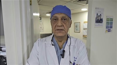 يداوم في غرفة عمليات جراحية لإنقاذ حياة الجرحى .. حازم بديع رئيس بلدية يلبي نداء الواجب الإنساني والوطني !