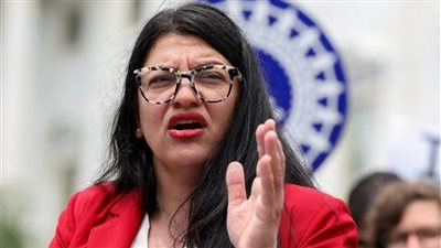 نائبة أميركية إلى جانب 