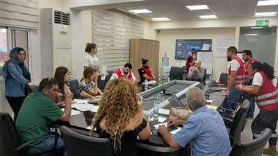 محافظ الجنوب يبيت ليلته على خطوط النار لإغاثة العائلات التي هجرها العدوان