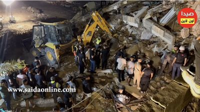 بالفيديو والصور: عمليات رفع الأنقاض لاتزال مستمرة لمحاولة إنقاذ العالقين في المبنى المستهدف في عين الدلب شرق صيدا