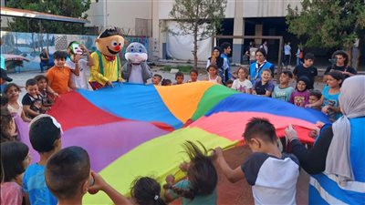 باحات مراكز نازحين في صيدا تتحول متنفساً لأطفالهم بأنشطة ترفيهية لـ