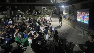 شاشة عملاقة لمتابعة مباراة 'الكلاسيكو' في صيدا: مساحات ترفيه مبتكرة للتخفيف من وطأة النزوح !