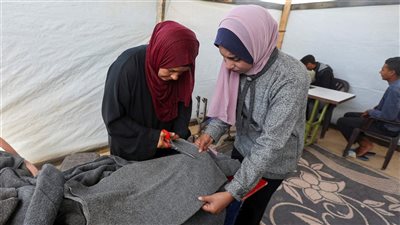  مع اقتراب الشتاء البارد... نازحو غزة يصنعون الملابس بهذه الطريقة