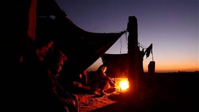 هربا من الحرب في غزة... عائلة فلسطينية تتخذ من المقابر مأوى