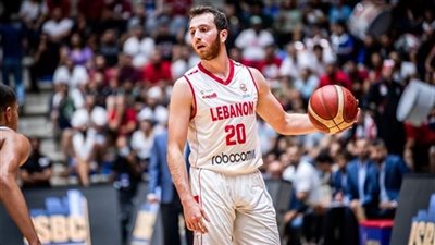 بعد تحقيق فوز مميز... وائل عرقجي يقف وسط الملعب في قطر ويؤدي مع الجمهور النشيد الوطني اللبناني