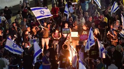 قرار نتنياهو يُشعل إسرائيل... بالفيديو: تظاهراتٌ في تل أبيب