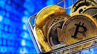 بيتكوين تلامس 100 ألف دولار.. وتحذيرات من فخاخ المحتالين