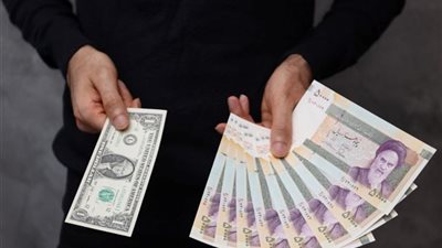 وسط حالة من الغموض... انهيارٌ للريال الإيراني مقابل الدولار