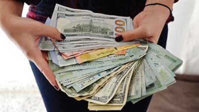 عمليات تجميد الليرات مستمرة على قدم وساق.. اللبنانيون يراهنون على المستقبل أم يقامرون؟