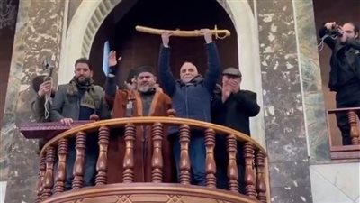 رفض قصفهم... أهالي حماة يكرّمون طيار بعد 43 عامًا في السجن (فيديو)