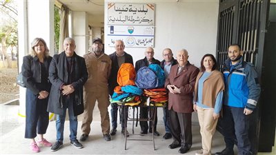 ضمن حملة لتوزيعها على 200 تلميذ في المدينة حقائب مدرسية من 