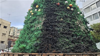 القاضي رمضان اوقف شخصاً على خلفية محاولته حرق شجرة الميلاد في صيدا