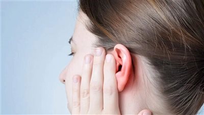  هل تعانون من انسداد الأذن؟ تخلصوا من هذه المشكلة مع هذه الحيلة البسيطة!