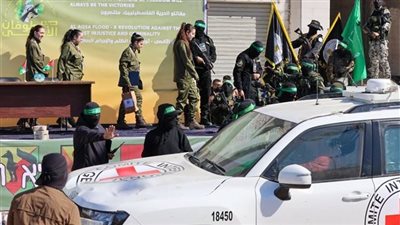 منصة توقيع وأسلحة.. رسائل من حماس خلال تسليم المحتجزات