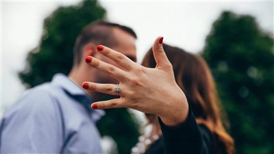 طيّار يفاجئ حبيبته بعرض زواج رومانسي... على ارتفاع 30 ألف قدم!