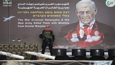  حماس تعرض 4 نعوش على منصة قبيل تسليم جثث الرهائن