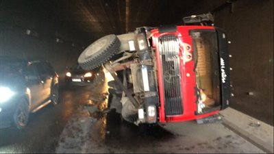 انقلاب شاحنة داخل انفاق المطار باتجاه خلدة وحركة المرور كثيفة في المحلة