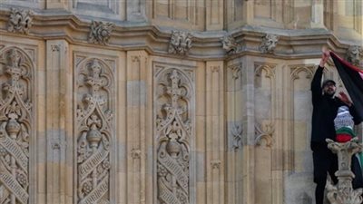 على طريقة 'سبايدر مان'... داعم لفلسطين يتسلق أهم رموز بريطانيا!