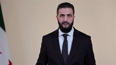 بعد أيام من العنف: سيدة من السويداء تهدي الشرع 