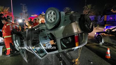 بالفيديو: إنقلاب سيارة على الكورنيش البحري لمدينة صيدا وسقوط جريح