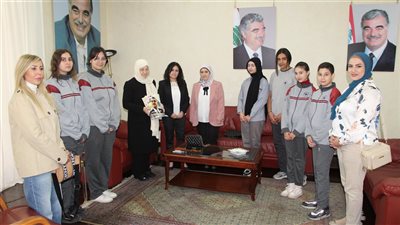 بهية الحريري تسلمت من مديرة وطلاب 