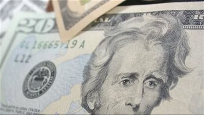 لماذا انخفض الدولار بدلاً من الإرتفاع؟