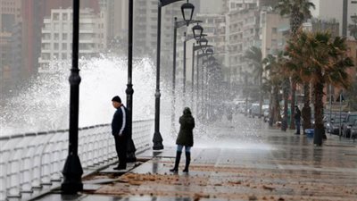 المنخفض الجوي مستمر.. طقس متقلب وماطر!